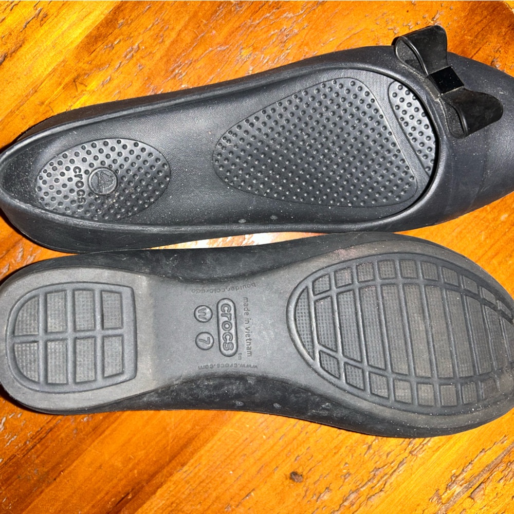 Crocs flats with bow embellishment. Sz 7